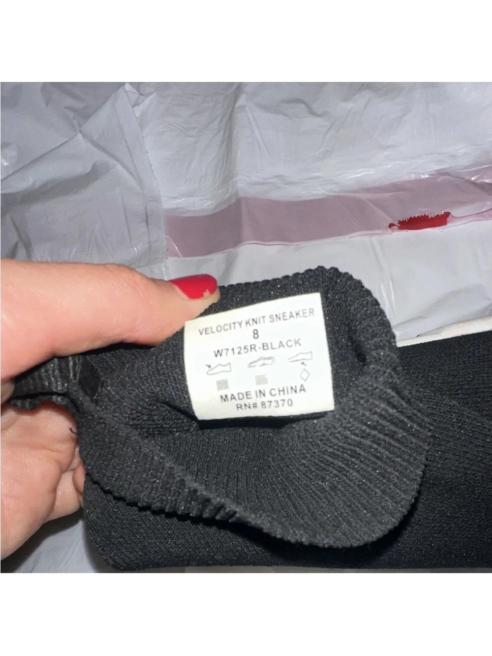 ALO Velocity Knit Women’s Sneaker Black/White Knit Rubber Sole. Size 8.
